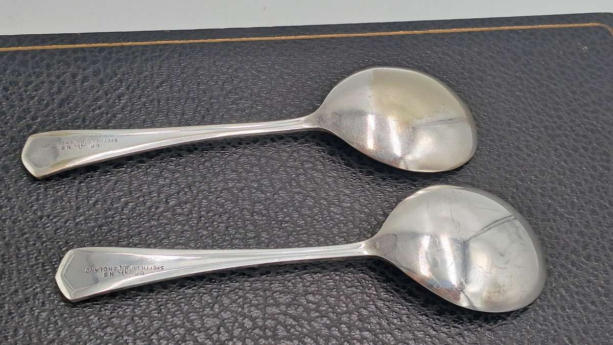 Vintage Sheffield cased silver dessert spoons with serving spoon, silver plated dessert set