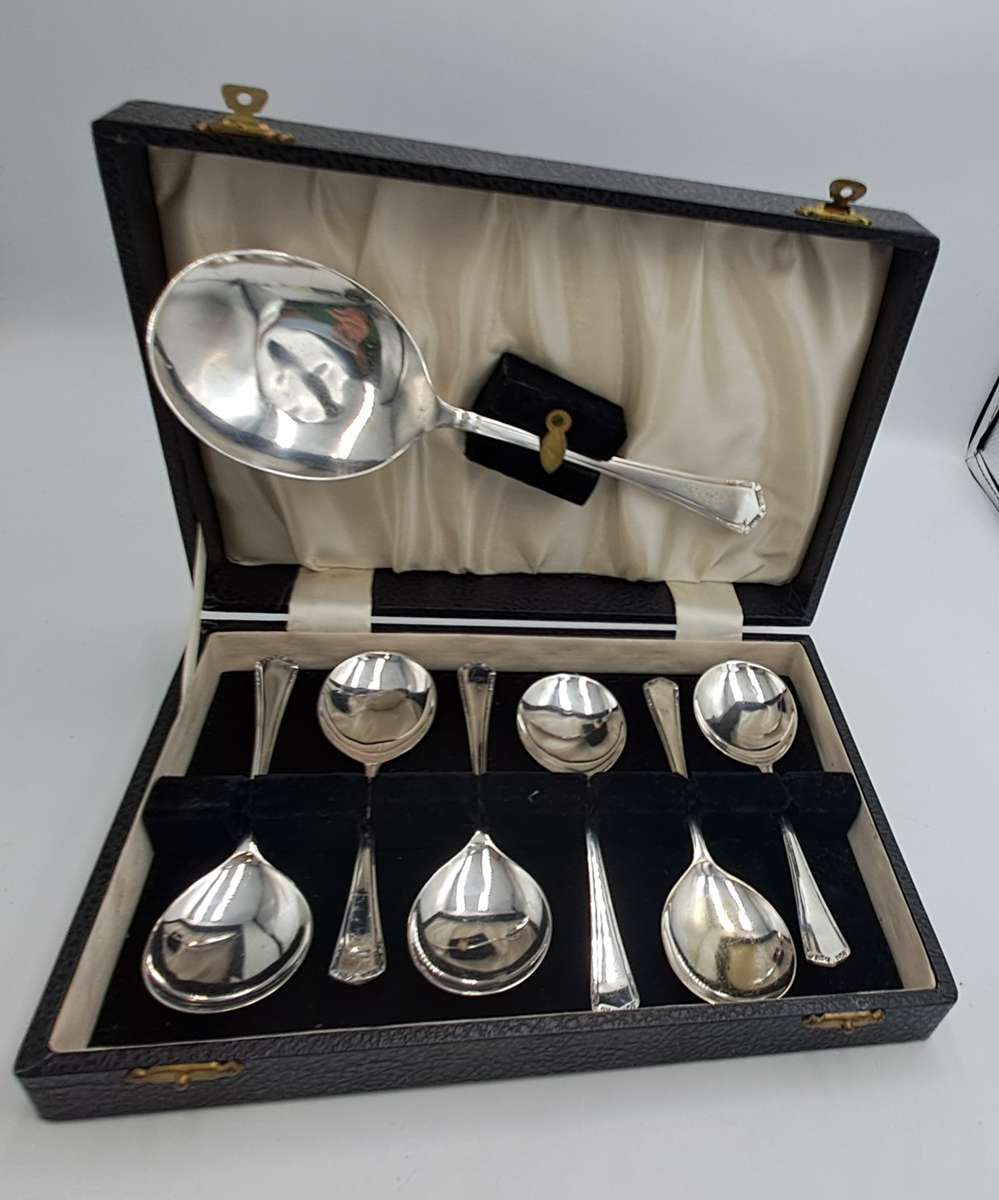 Vintage Sheffield cased silver dessert spoons with serving spoon, silver plated dessert set