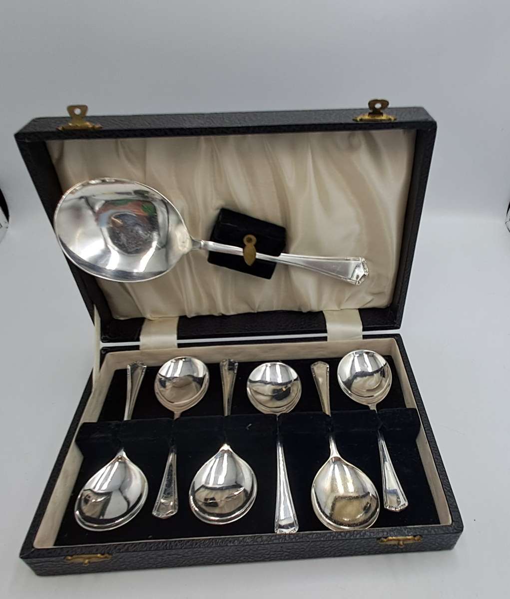 Vintage Sheffield cased silver dessert spoons with serving spoon, silver plated dessert set