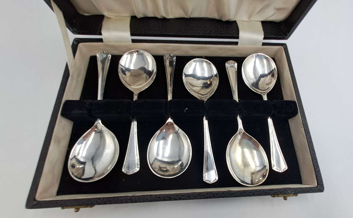 Vintage Sheffield cased silver dessert spoons with serving spoon, silver plated dessert set