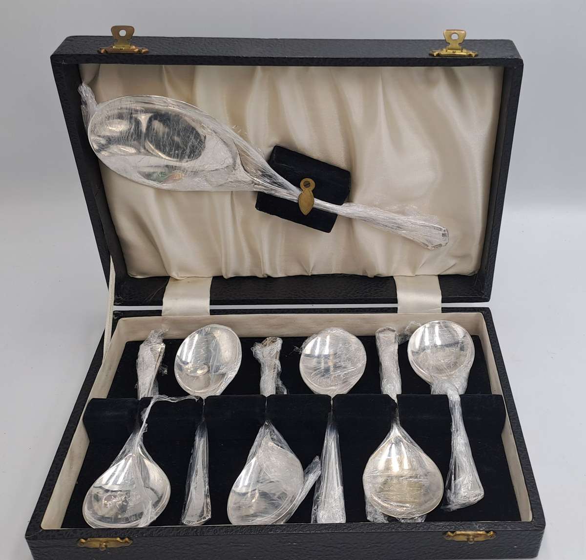 Vintage Sheffield cased silver dessert spoons with serving spoon, silver plated dessert set