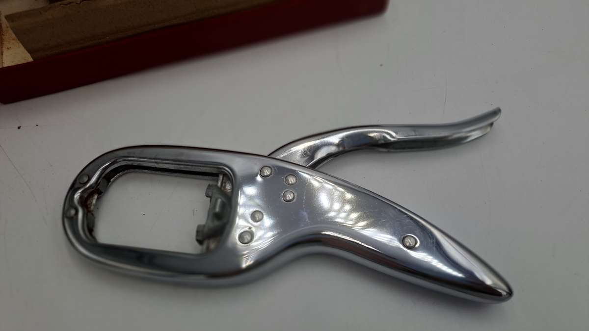 Vintage 1960 Three-in-One CRACKERJACK Nut-Ice-Crab-Lobster cracker -Made in England -Boxed -Unused