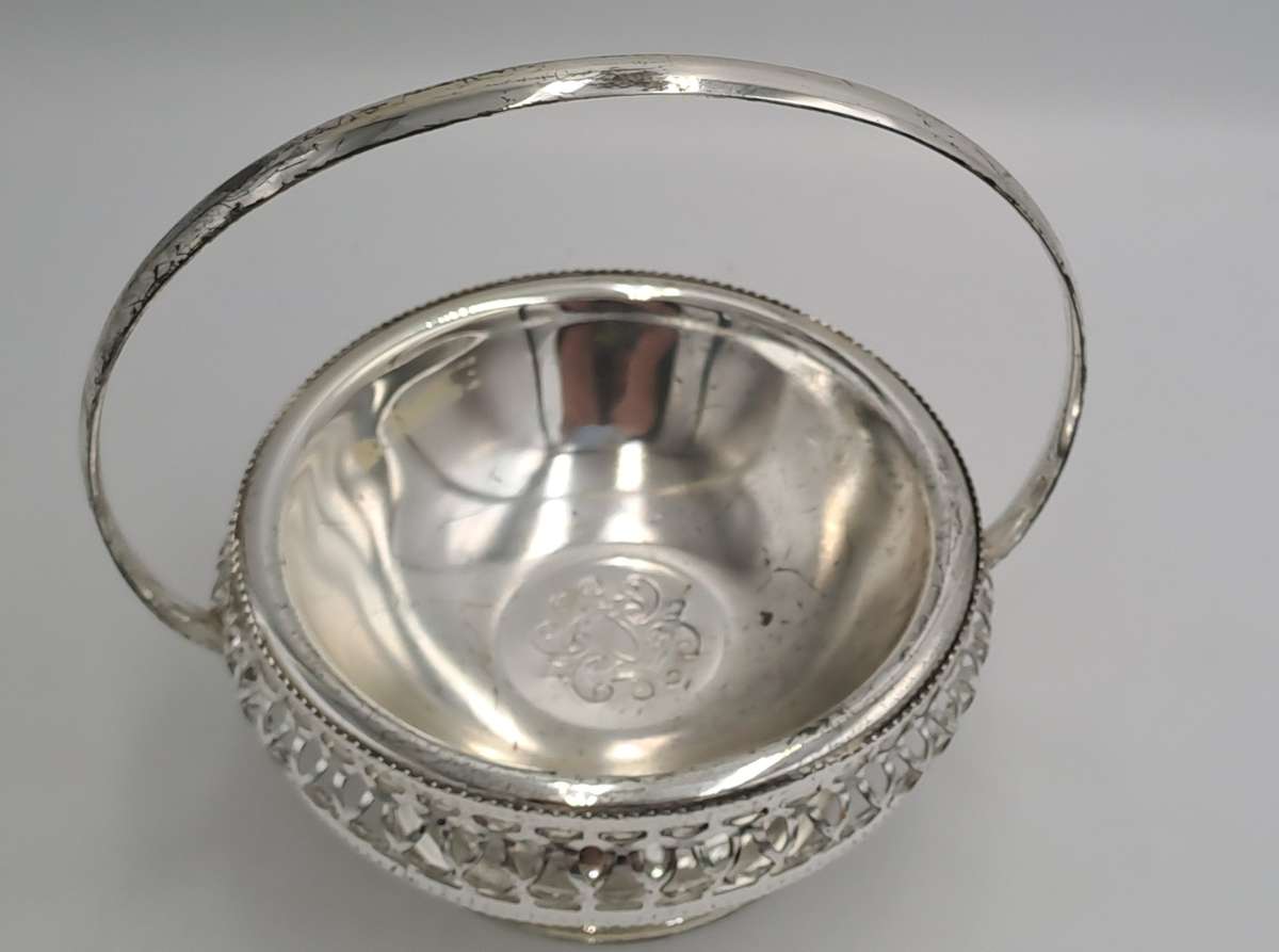 Silver Plated Bon Bon Dish with Handle 15,5cm x 12,5cm
