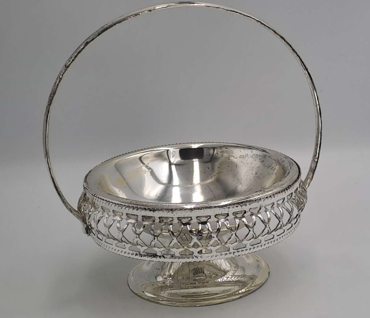 Silver Plated Bon Bon Dish with Handle 15,5cm x 12,5cm