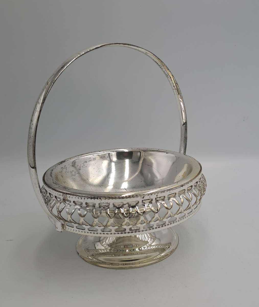 Silver Plated Bon Bon Dish with Handle 15,5cm x 12,5cm