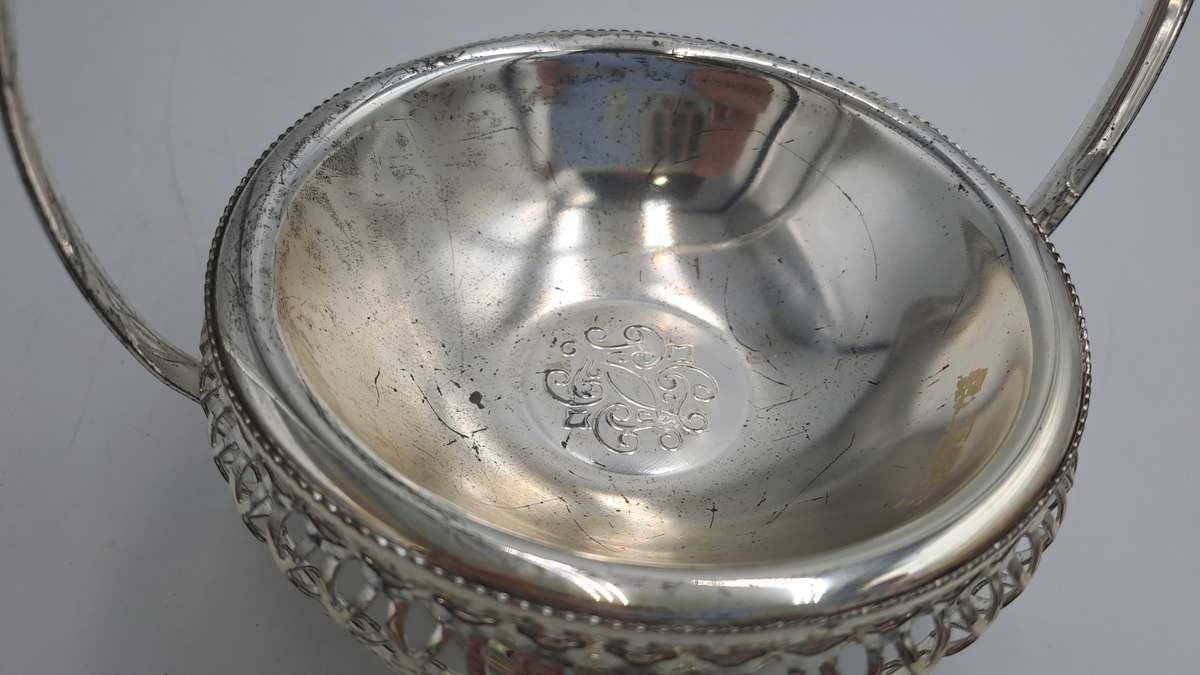 Silver Plated Bon Bon Dish with Handle 15,5cm x 12,5cm