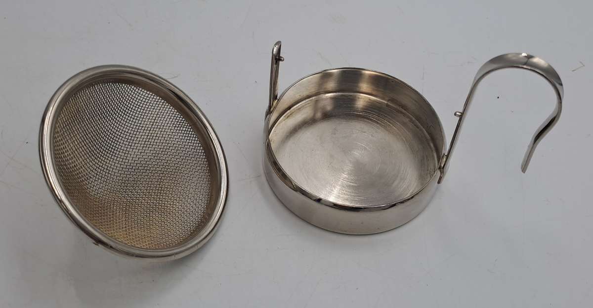 Silver Plated De-Lux Tea Strainer with tray -Boxed -5,1cm (H) x 6cm x 8cm
