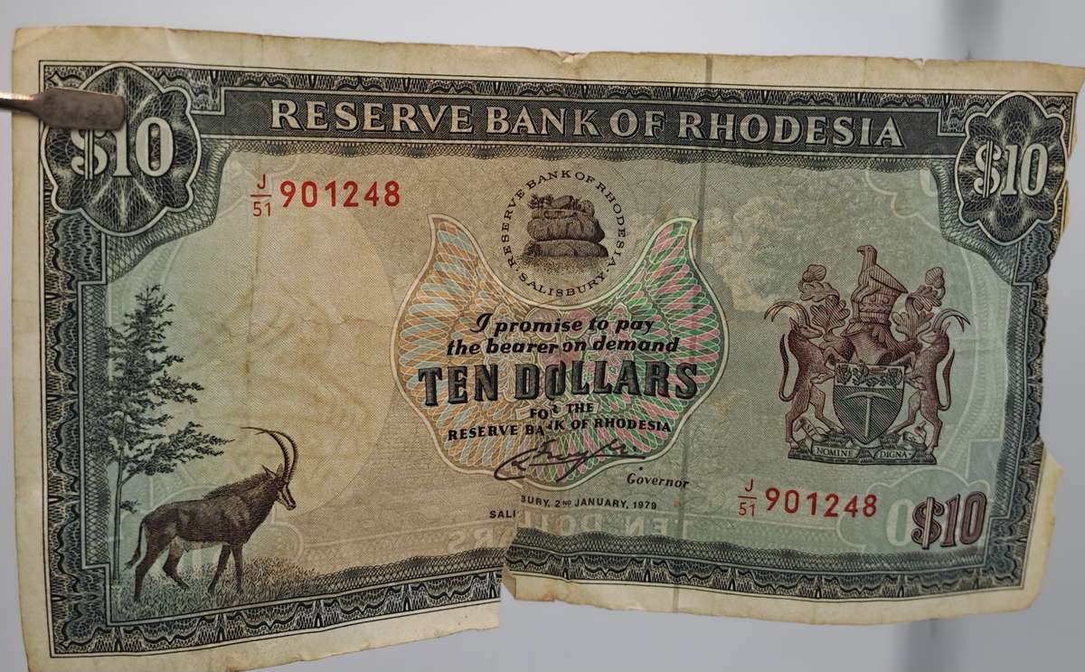 Rhodesia 1979 -10 Dollars Circulated - Bird Watermark- See Condition