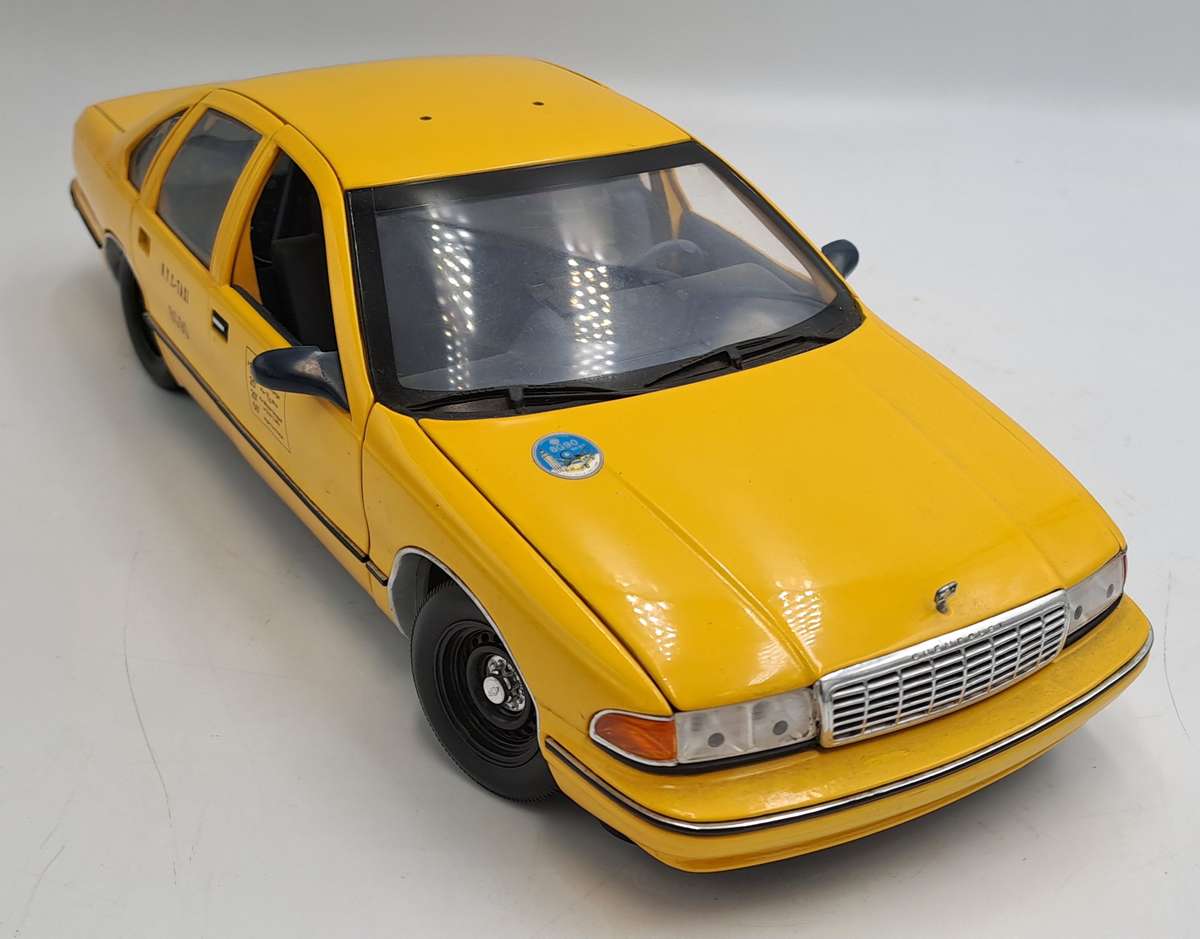 Pre-owned 1990's NYC New York City Taxi 1:18 Die Cast UT Model -roof Taxy sign missing