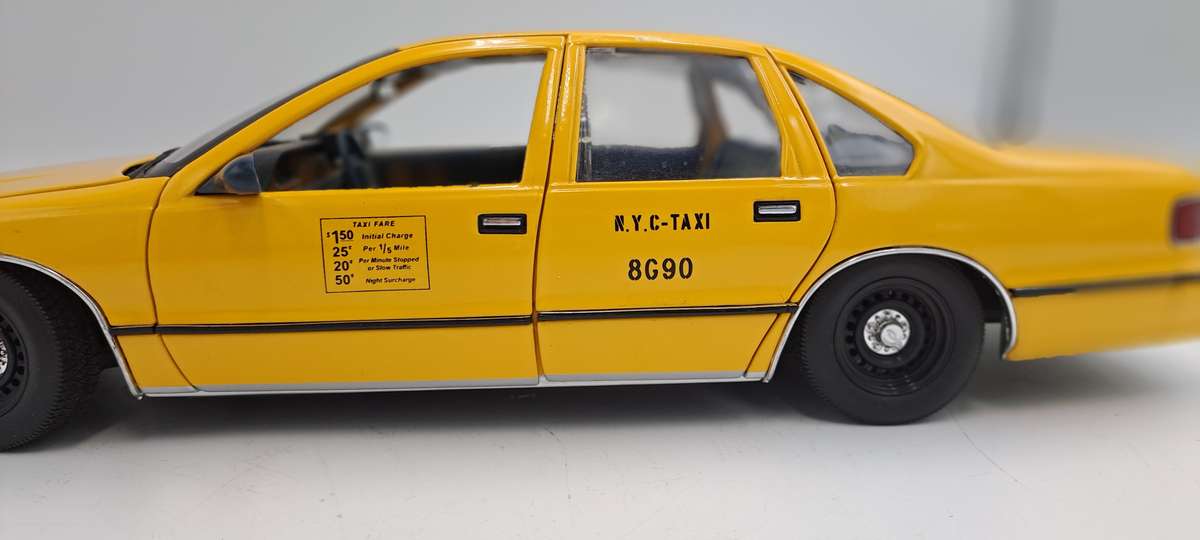 Pre-owned 1990's NYC New York City Taxi 1:18 Die Cast UT Model -roof Taxy sign missing