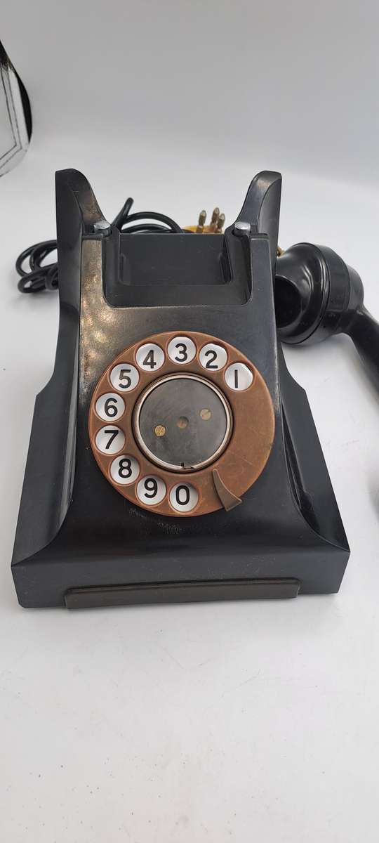 1940-1950'S Bakelite Telephone with cords and plug