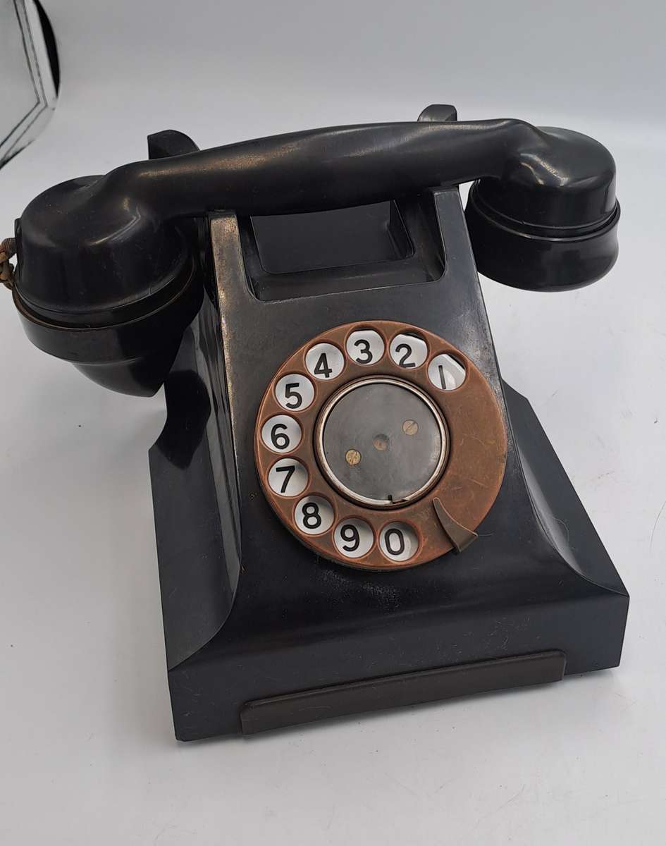 1940-1950'S Bakelite Telephone with cords and plug