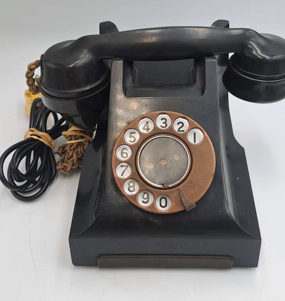 1940-1950'S Bakelite Telephone with cords and plug