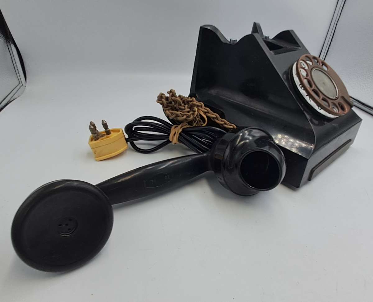 1940-1950'S Bakelite Telephone with cords and plug