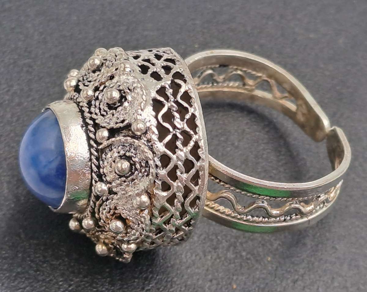 Pre-owned Sterling Silver ring with Lapis Lazuli Gemstone -