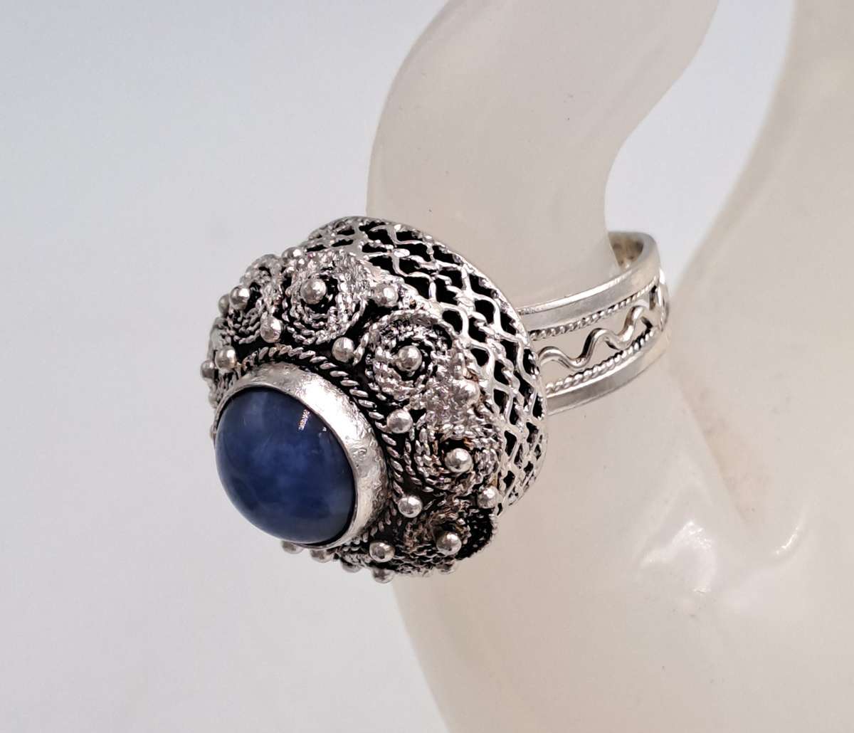 Pre-owned Sterling Silver ring with Lapis Lazuli Gemstone -