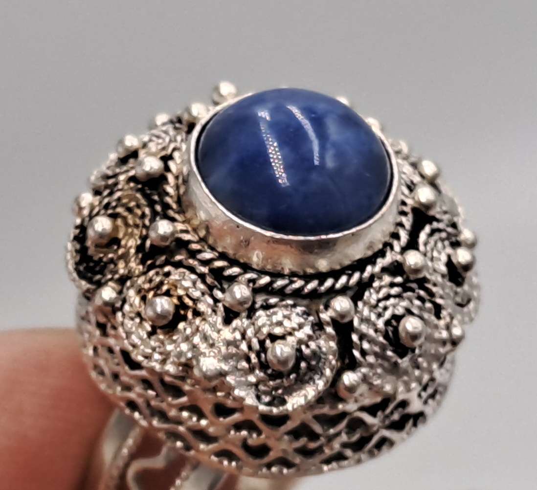 Pre-owned Sterling Silver ring with Lapis Lazuli Gemstone -