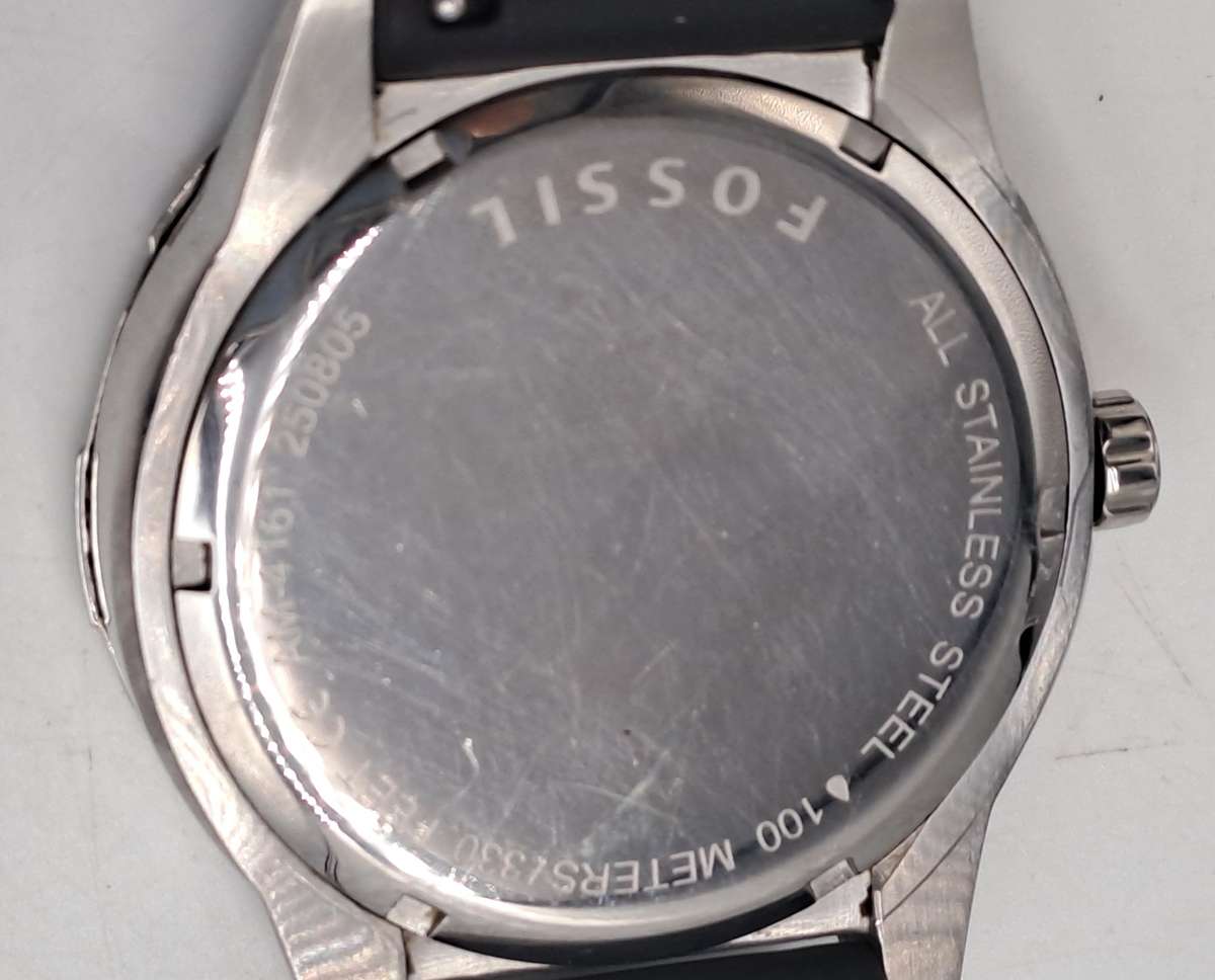 Pre-Owned Men's Quartz Fossil Watch with 22mm rubber band -Working -Cosmetic wear