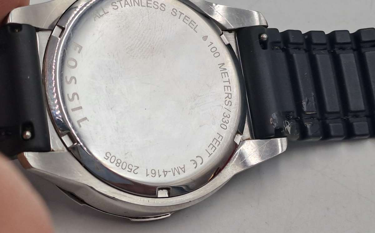 Pre-Owned Men's Quartz Fossil Watch with 22mm rubber band -Working -Cosmetic wear