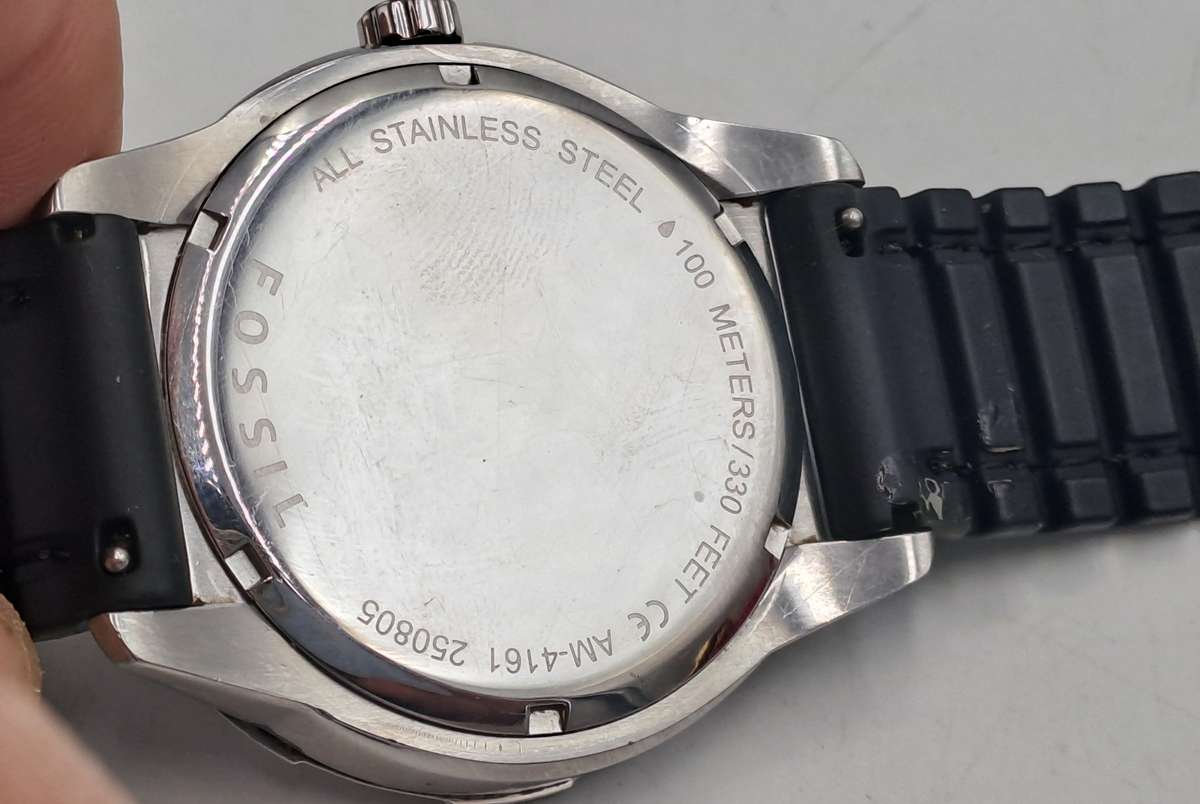 Pre-Owned Men's Quartz Fossil Watch with 22mm rubber band -Working -Cosmetic wear