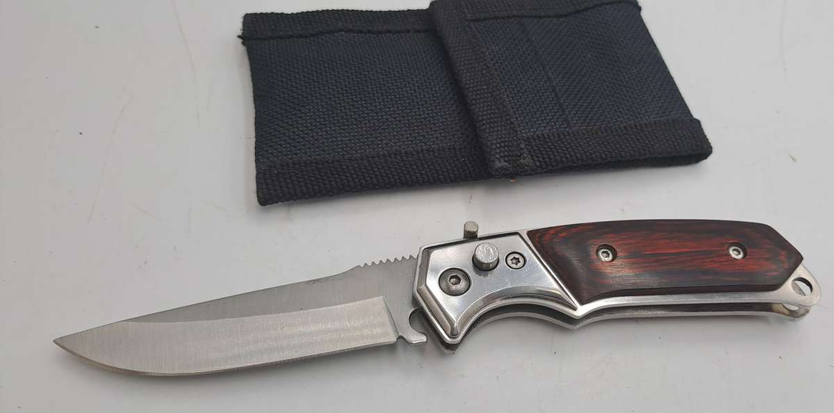 Small Pocket Knife with flick action in Canvas pouch- &,5cm closed