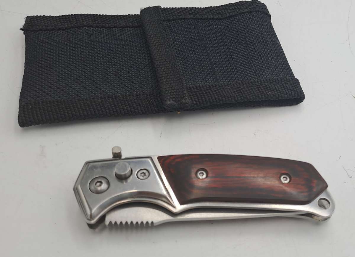Small Pocket Knife with flick action in Canvas pouch- &,5cm closed