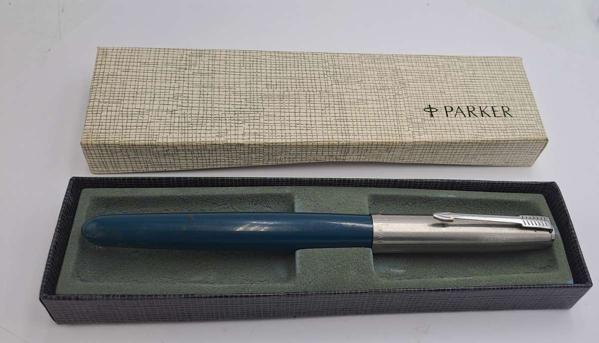Vintage Parker 21  Fountain Pen with squuese Converter -INK tested