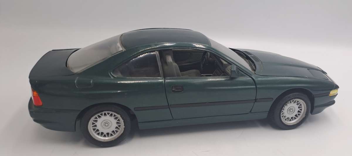 Die cast ROAD TOUGH No.92028 BMW 850i Scale 1/18- No BOX