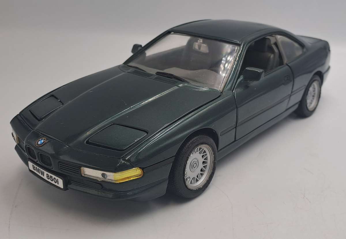 Die cast ROAD TOUGH No.92028 BMW 850i Scale 1/18- No BOX