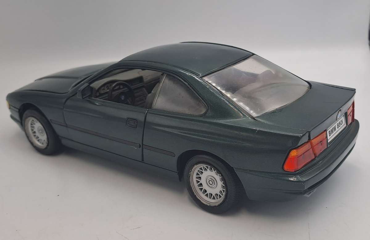 Die cast ROAD TOUGH No.92028 BMW 850i Scale 1/18- No BOX