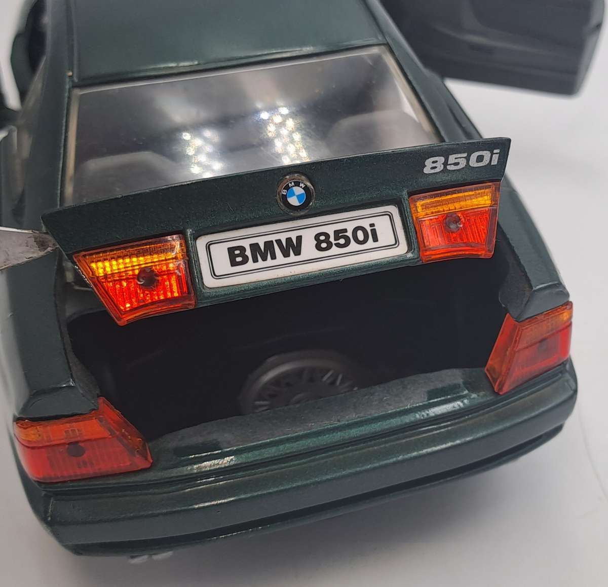 Die cast ROAD TOUGH No.92028 BMW 850i Scale 1/18- No BOX