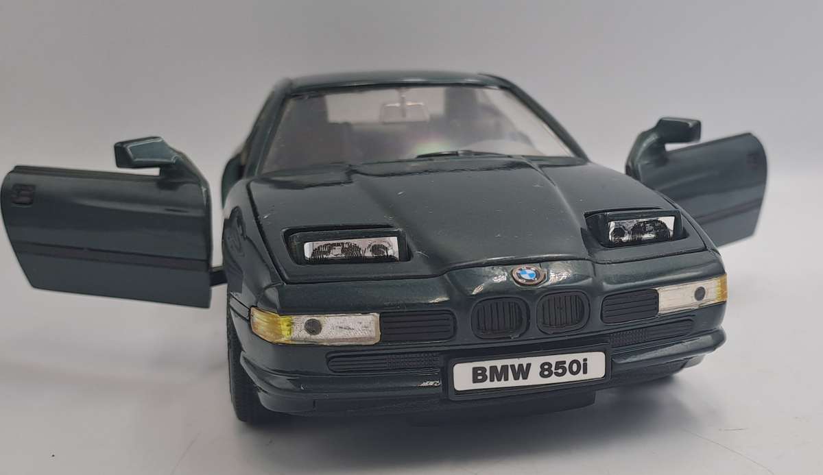 Die cast ROAD TOUGH No.92028 BMW 850i Scale 1/18- No BOX