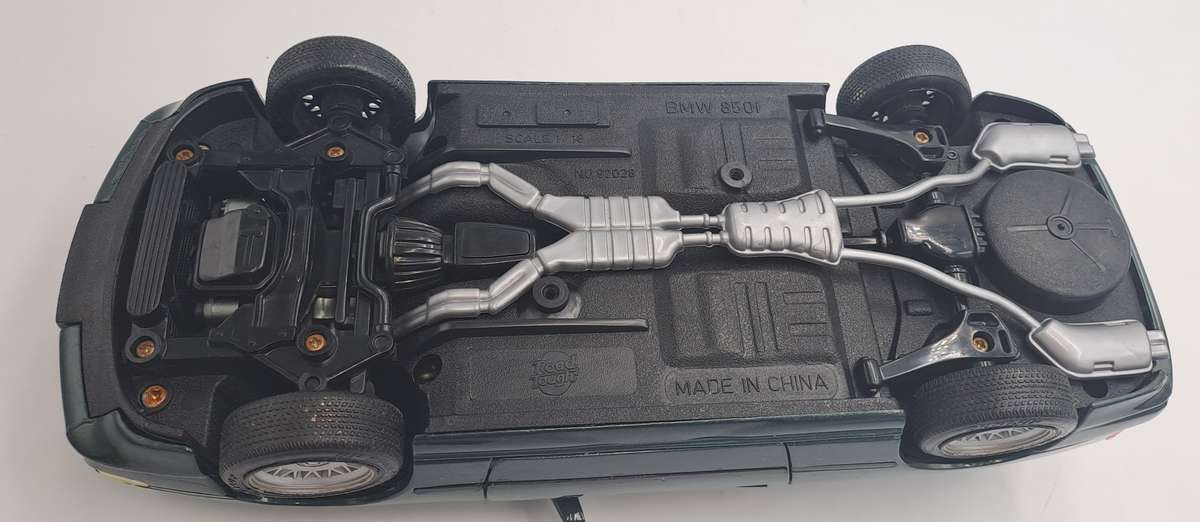 Die cast ROAD TOUGH No.92028 BMW 850i Scale 1/18- No BOX