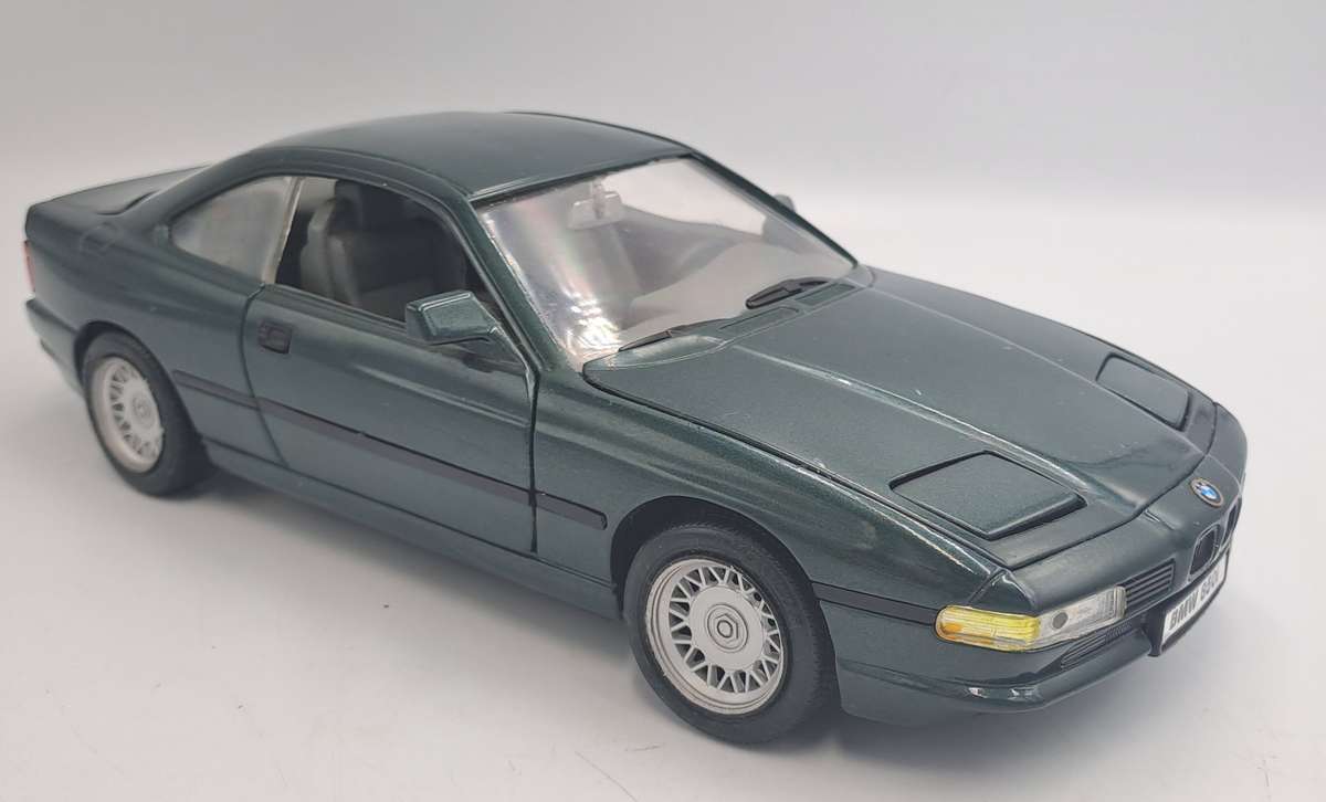 Die cast ROAD TOUGH No.92028 BMW 850i Scale 1/18- No BOX