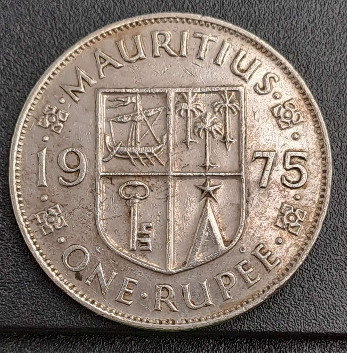 1975 Mauritius 1 Rupee - Elizabeth II 1st portrait