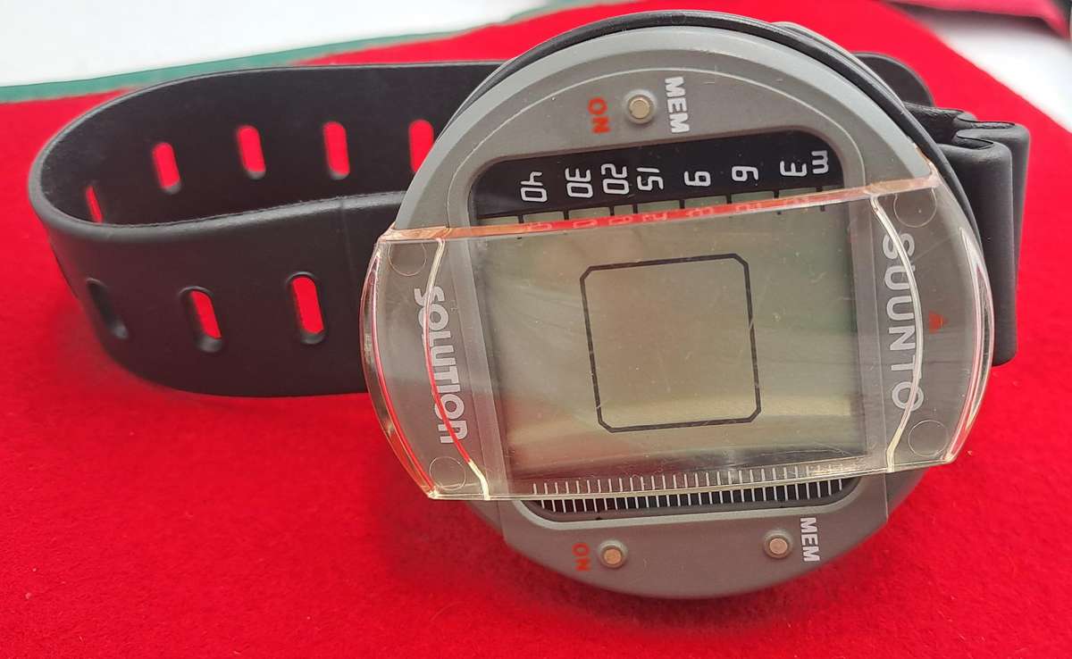 Pre-owned Suunto Dive Computer watch  -with scratch Guard and Bag Need Battery