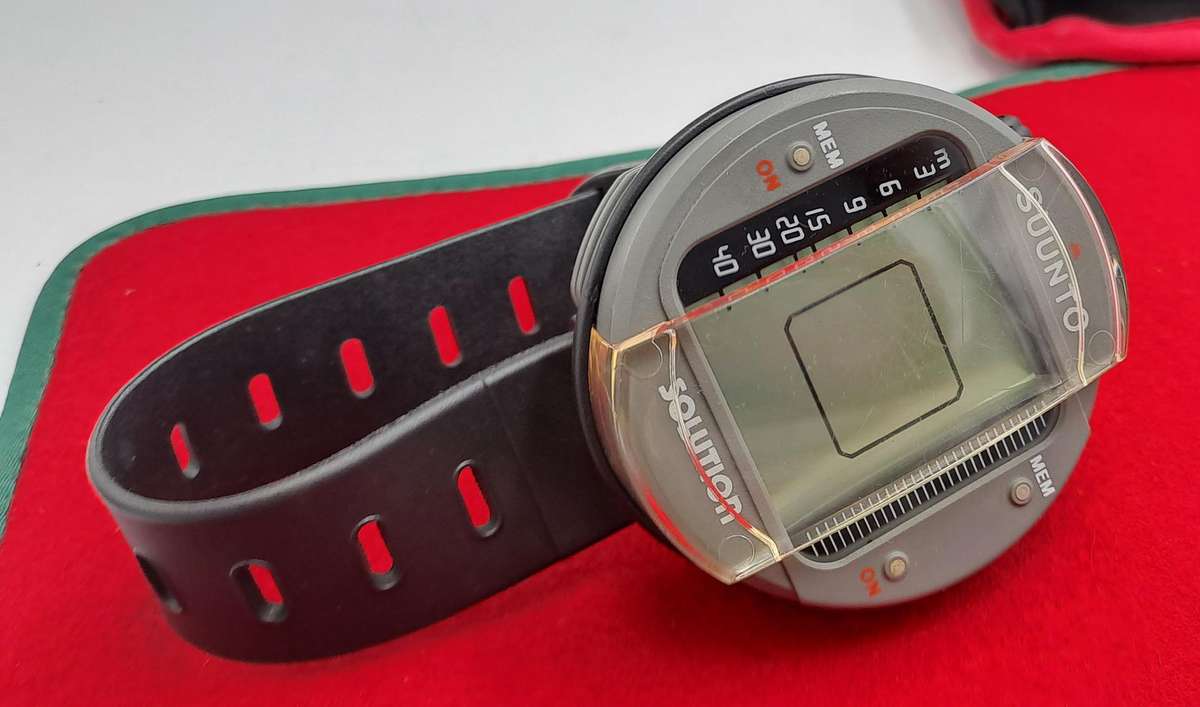 Pre-owned Suunto Dive Computer watch  -with scratch Guard and Bag Need Battery