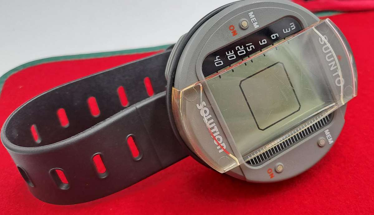 Pre-owned Suunto Dive Computer watch  -with scratch Guard and Bag Need Battery