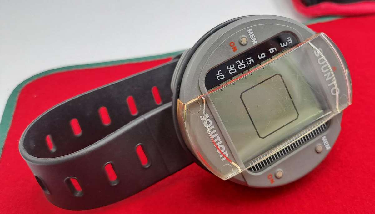 Pre-owned Suunto Dive Computer watch  -with scratch Guard and Bag Need Battery