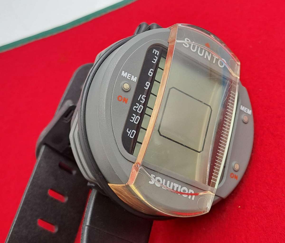 Pre-owned Suunto Dive Computer watch  -with scratch Guard and Bag Need Battery