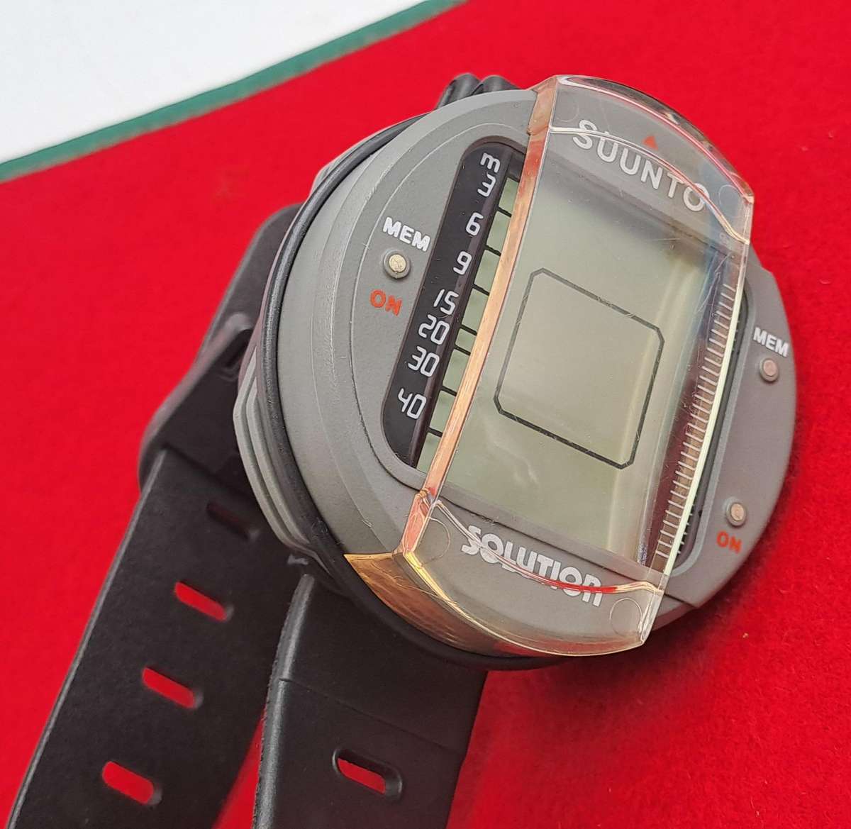 Pre-owned Suunto Dive Computer watch  -with scratch Guard and Bag Need Battery