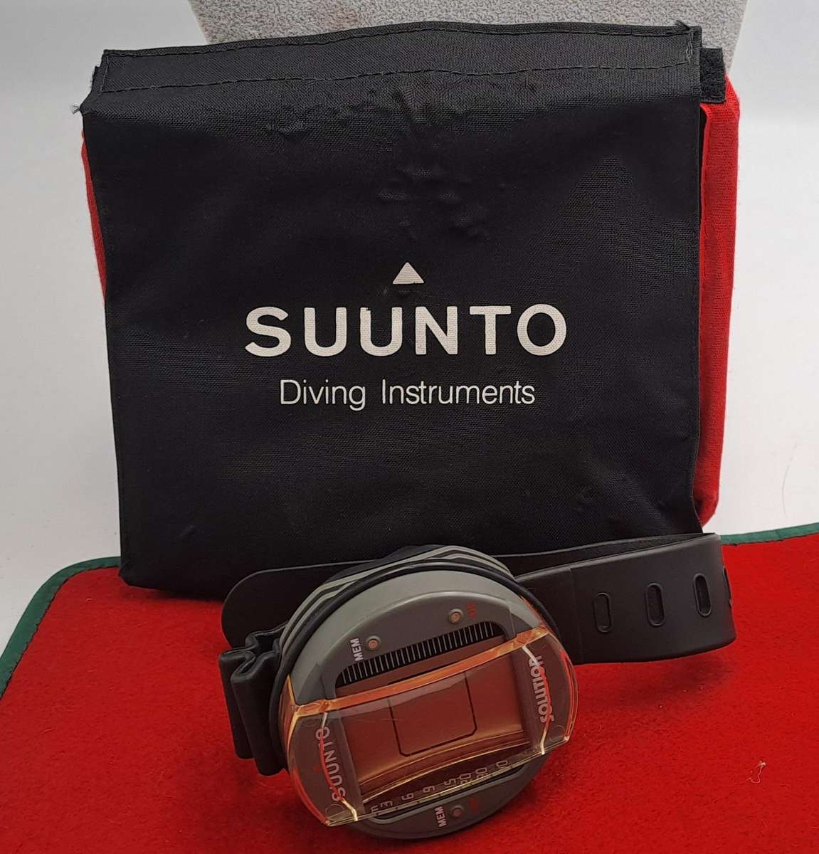 Pre-owned Suunto Dive Computer watch  -with scratch Guard and Bag Need Battery