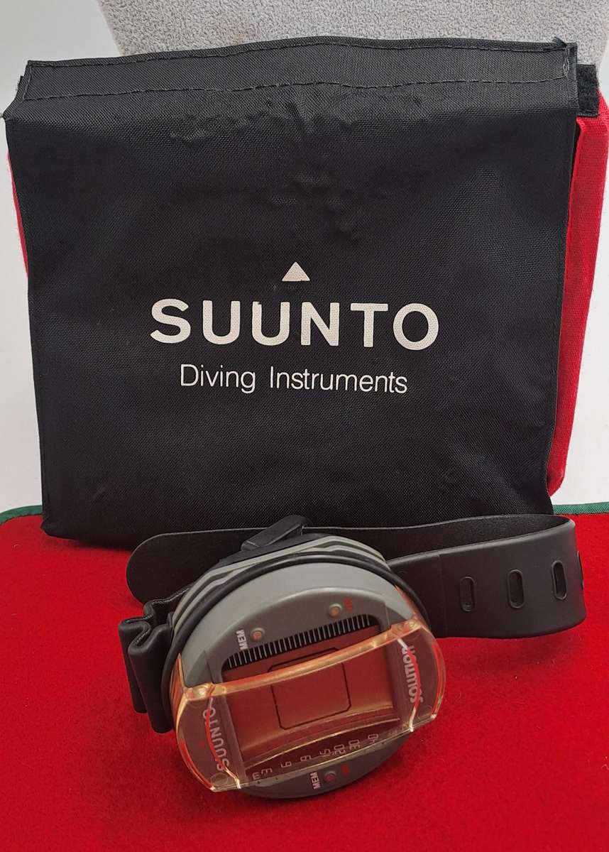 Pre-owned Suunto Dive Computer watch  -with scratch Guard and Bag Need Battery