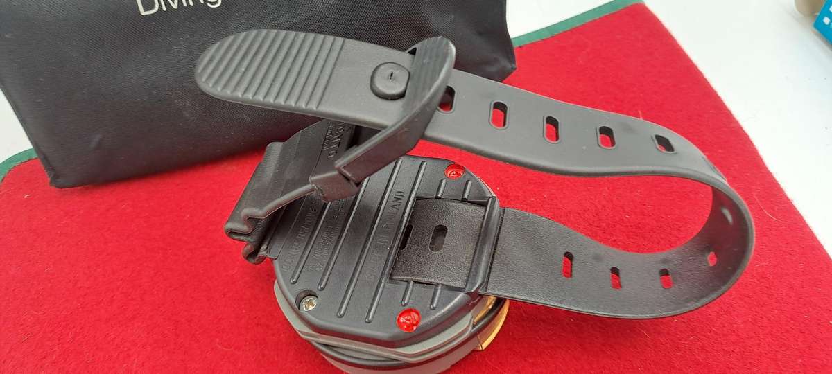 Pre-owned Suunto Dive Computer watch  -with scratch Guard and Bag Need Battery