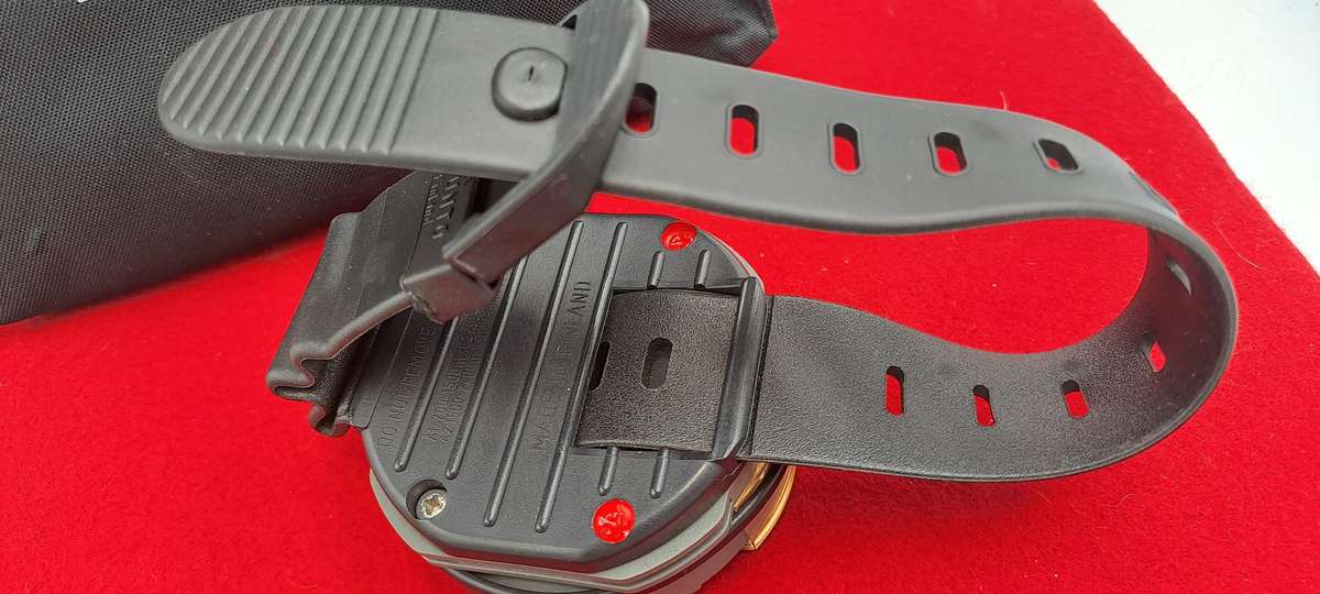 Pre-owned Suunto Dive Computer watch  -with scratch Guard and Bag Need Battery