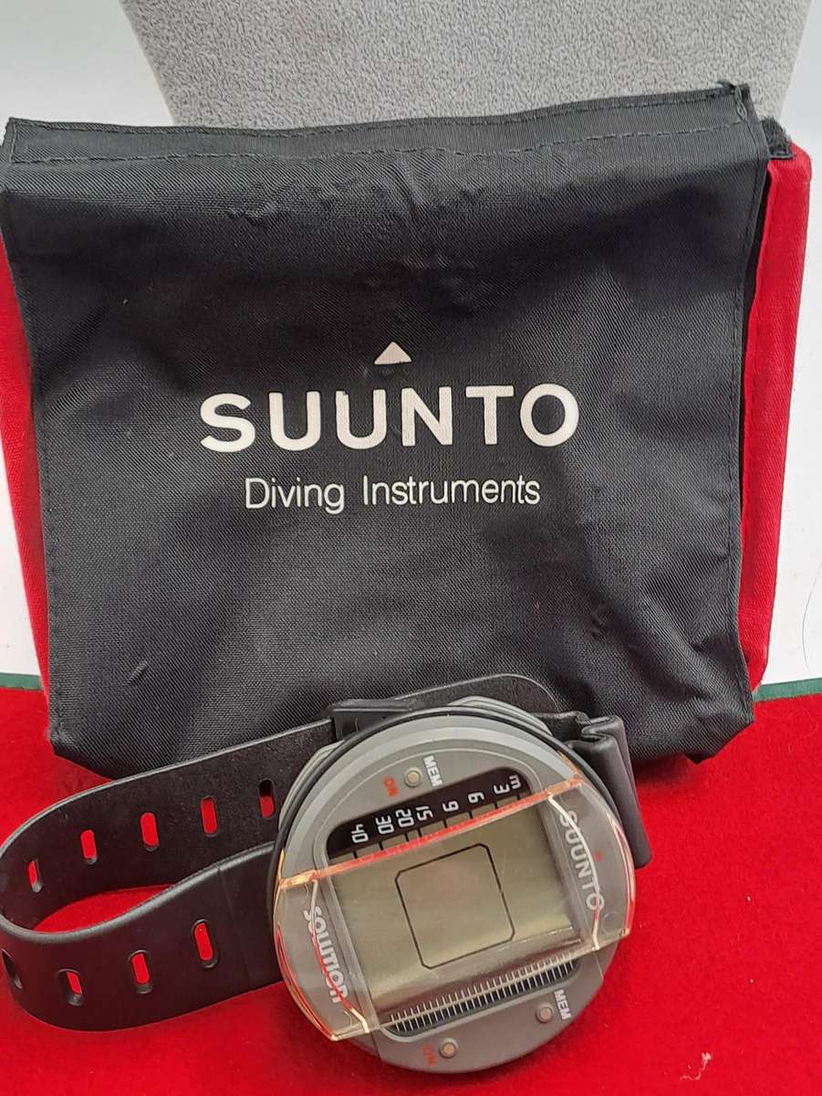 Pre-owned Suunto Dive Computer watch  -with scratch Guard and Bag Need Battery