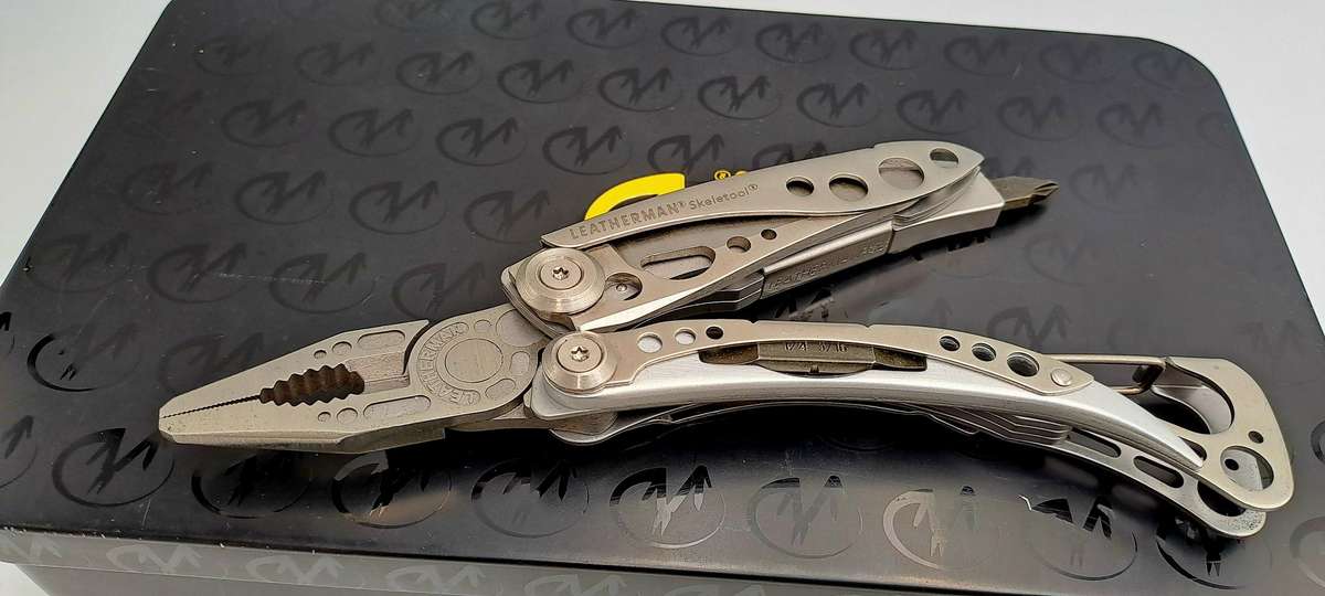 Leatherman Skeletool -Multi Tool In Tin Case -seem to be Unused