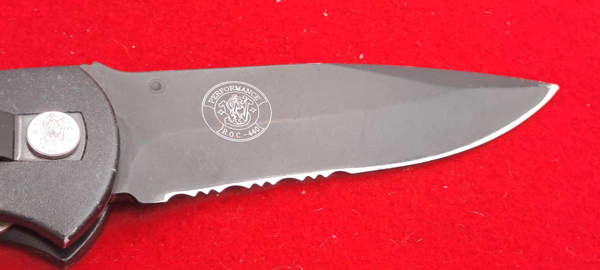 Black Smith & Wesson Performance R.O.C 440 -S.W.A.T First Millennium Run Folding Knife