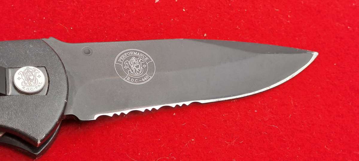 Black Smith & Wesson Performance R.O.C 440 -S.W.A.T First Millennium Run Folding Knife