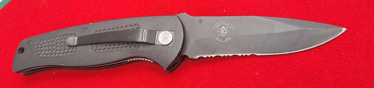 Black Smith & Wesson Performance R.O.C 440 -S.W.A.T First Millennium Run Folding Knife